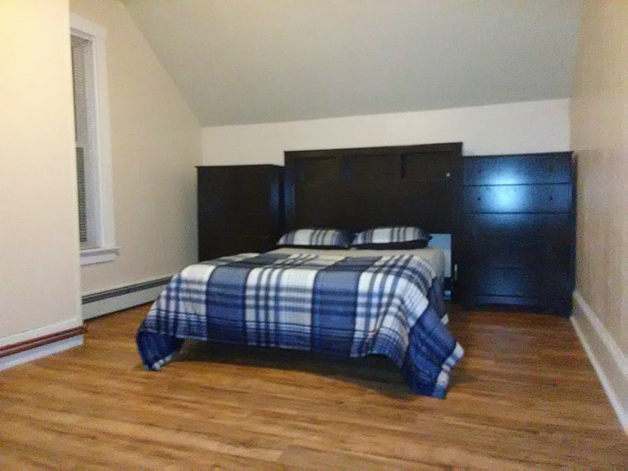 C2 Suite_ Bedroom 3:
$1000
Double bed, bureau, desk, night stand, walk-in closet
