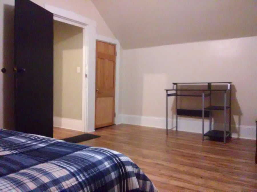 C2 Suite_ Bedroom 3:
$1000
Double bed, bureau, desk, night stand, walk-in closet