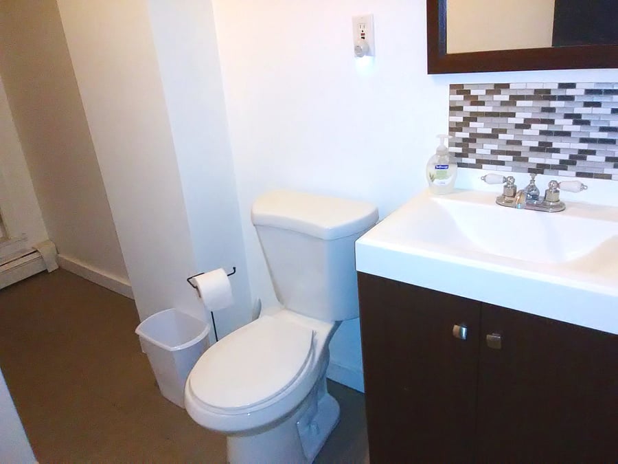 C2 Guest Suite_Bathroom 1:
Full bath