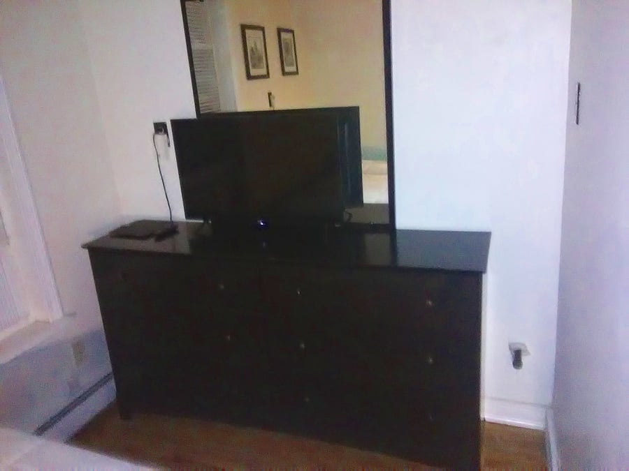 C2 Suite_ Bedroom 2:
$900
Double bed, bureau, desk, night stand
