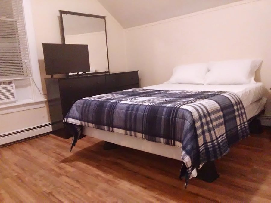 C2 Suite_ Bedroom 1:
$1000
Double bed, bureau, desk, night stand, walk-in closet