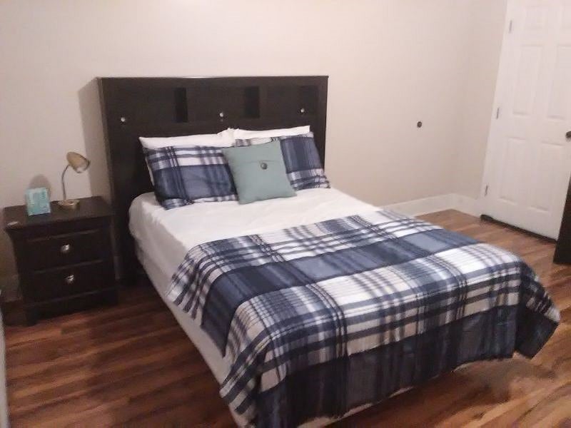 C1 Suite_ Bedroom 1:
$1000
Double bed, bureau, desk, night stand, walk-in closet