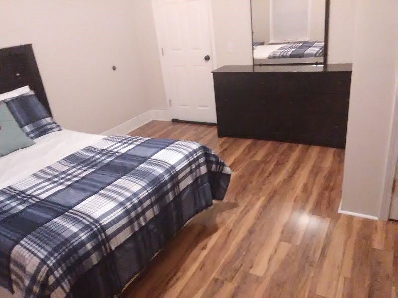 C1 Suite_ Bedroom 1:
$1000
Double bed, bureau, desk, night stand, walk-in closet