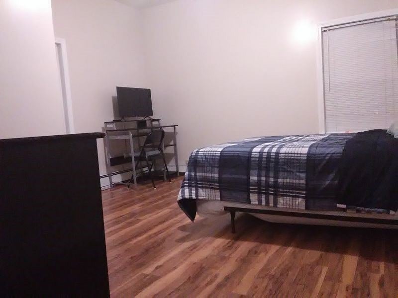 C1 Suite_ Bedroom 1:
$1000
Double bed, bureau, desk, night stand, walk-in closet