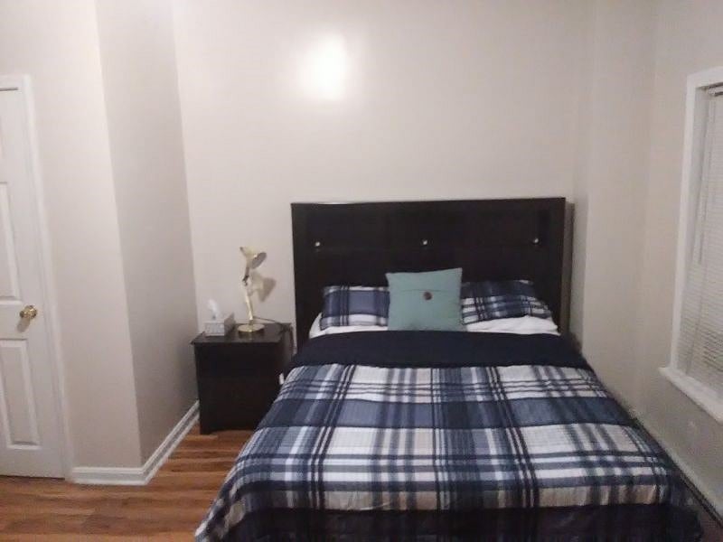 C1 Suite_ Bedroom 2:
$1000
Double bed, bureau, desk, night stand, walk-in closet, sun-room/patio