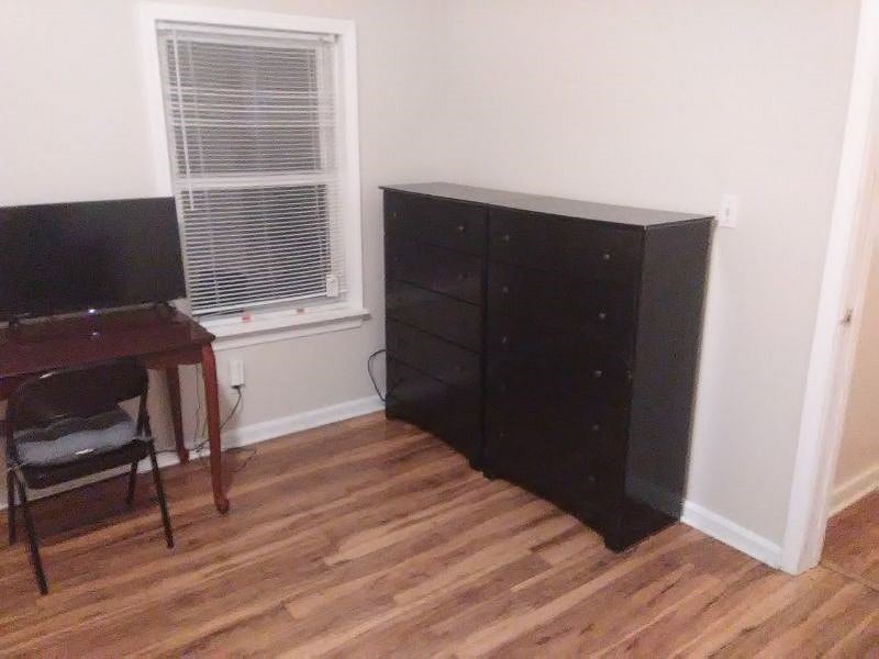 C1 Suite_ Bedroom 2:
$1000
Double bed, bureau, desk, night stand, walk-in closet, sun-room/patio