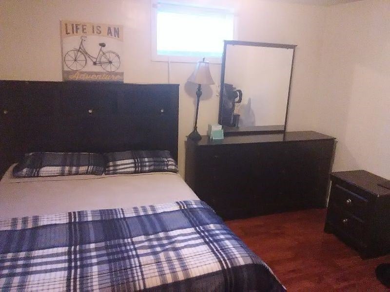 C1 Suite_ Bedroom 3:
$1000
Double bed, bureau, desk, night stand, walk-in-close