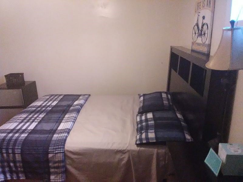 C1 Suite_ Bedroom 3:
$1000
Double bed, bureau, desk, night stand, walk-in-closet