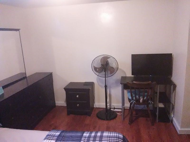 C1 Suite_ Bedroom 3:
$1000
Double bed, bureau, desk, night stand, walk-in-closet