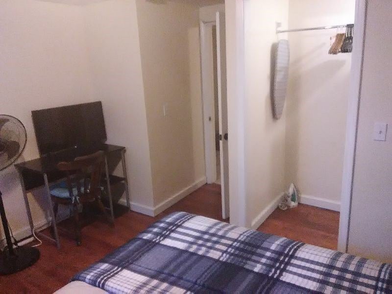 C1 Suite_ Bedroom 3:
$1000
Double bed, bureau, desk, night stand, walk-in-closet