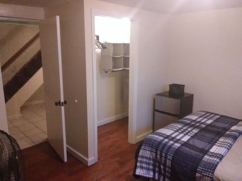 C1 Suite_ Bedroom 3:
$1000
Double bed, bureau, desk, night stand, walk-in-closet