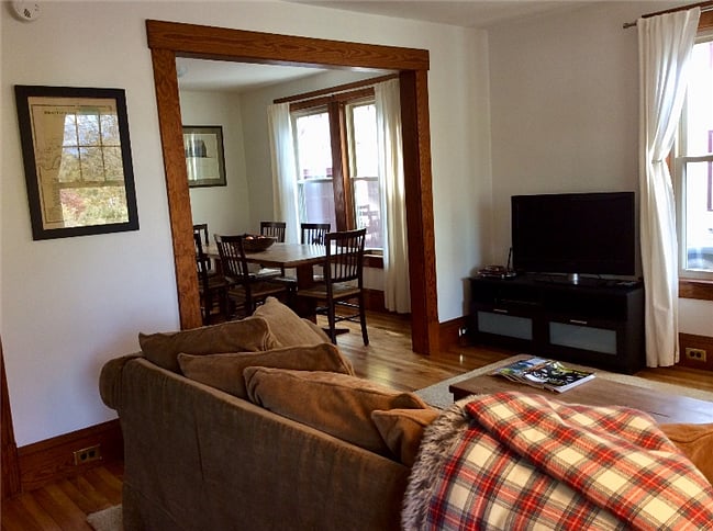 Connection from the living room to the dining room.