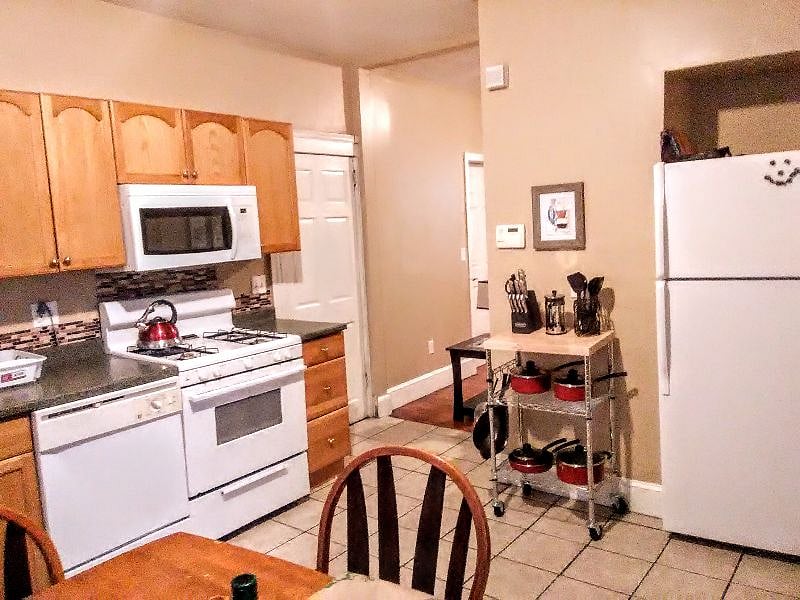 B1 Guest Suite

Eat-in kitchen: 

Dishwasher, cooking range, microwave, full fridge
