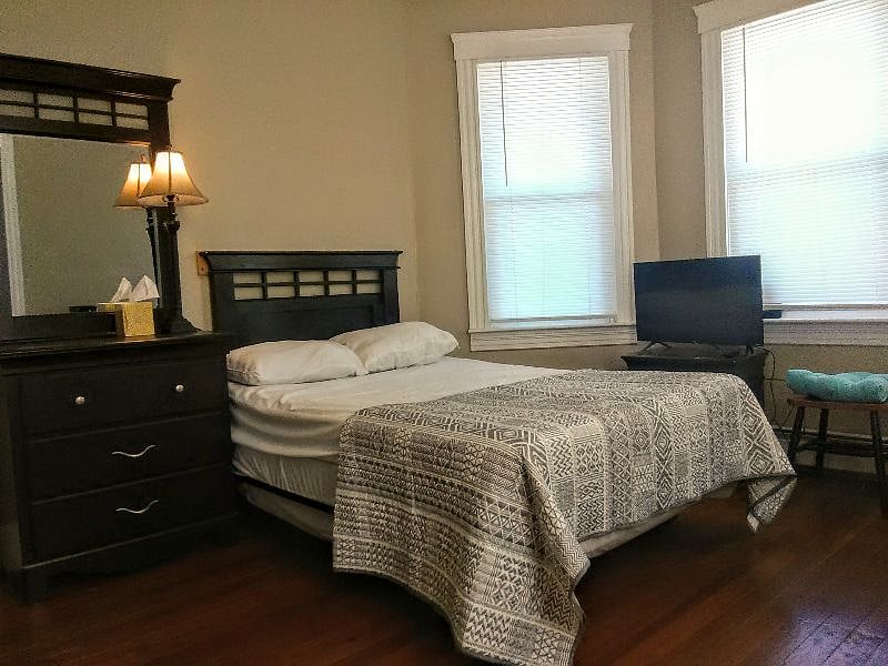 B2 Guest Suite: 

Bedroom 1
$925.00

