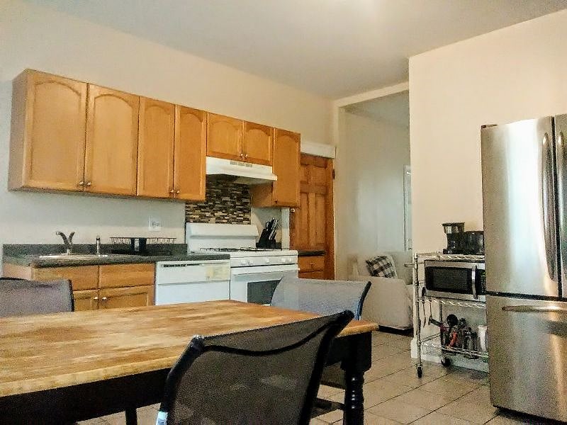 B2 Guest Suite

Eat-in kitchen: Dishwasher, cooking range, microwave, full fridge
