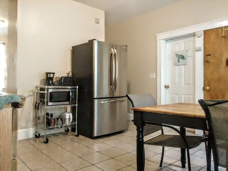B2 Guest Suite

Eat-in kitchen: Dishwasher, cooking range, microwave, full fridge