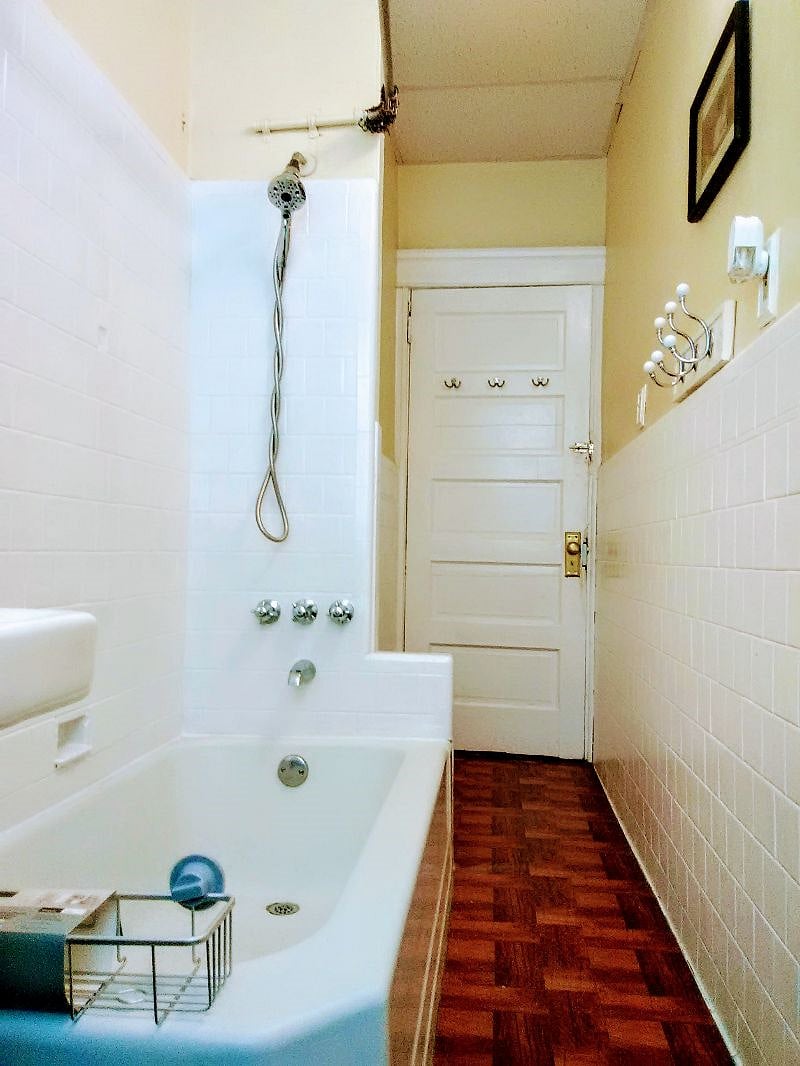 A2 Guest Suite: 

Bathroom