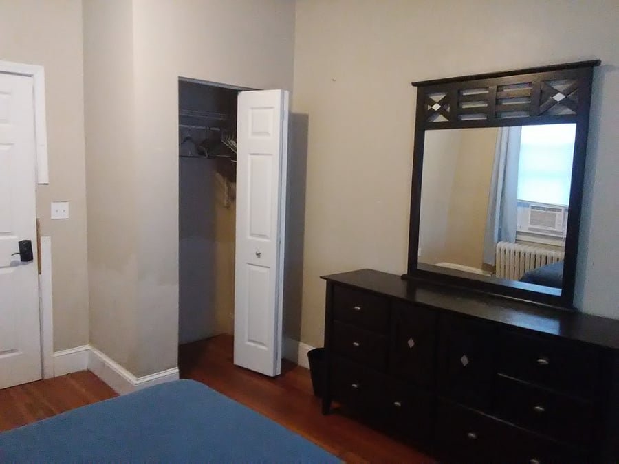 B1 Guest Suite:

Bedroom 1
$950.00