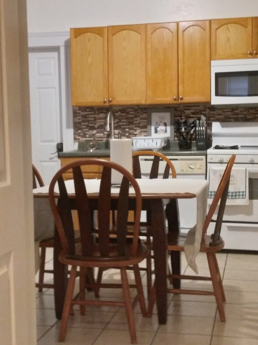 B1 Guest Suite

Eat-in kitchen: 

Dishwasher, cooking range, microwave, full fridge

