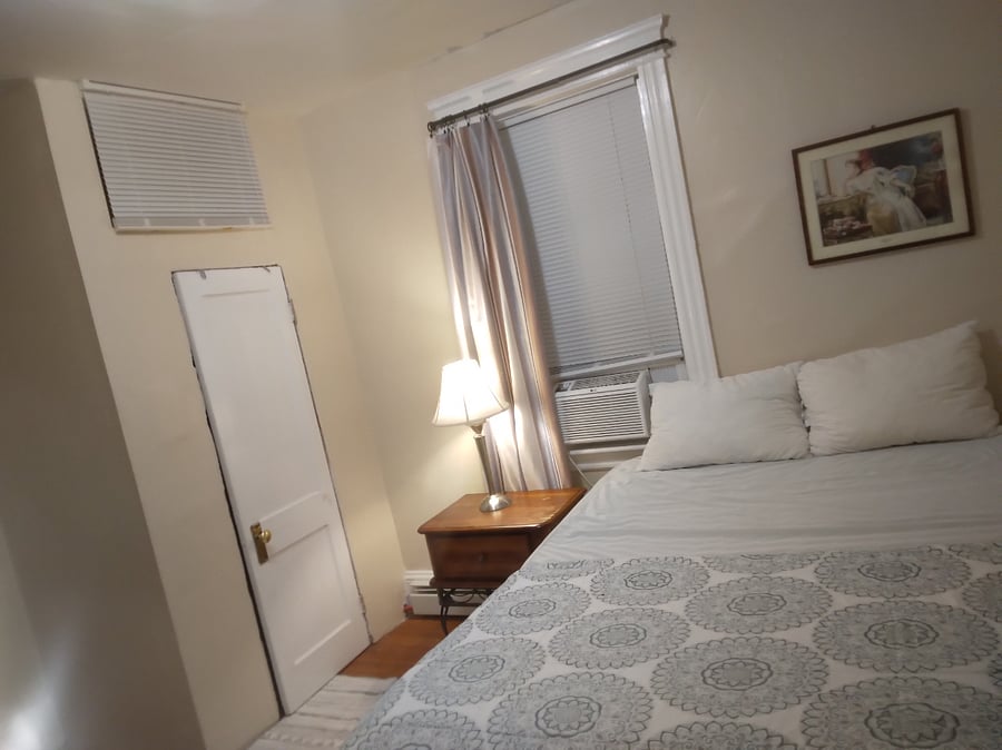 A2 Guest Suite: 

Bedroom 3
$1000