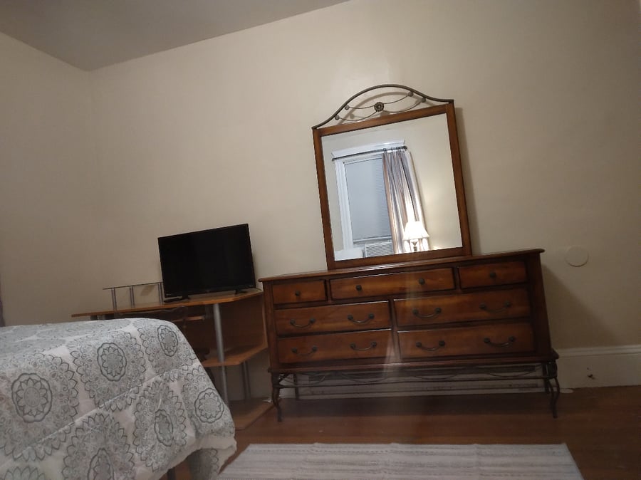 A2 Guest Suite: 

Bedroom 3
$1000