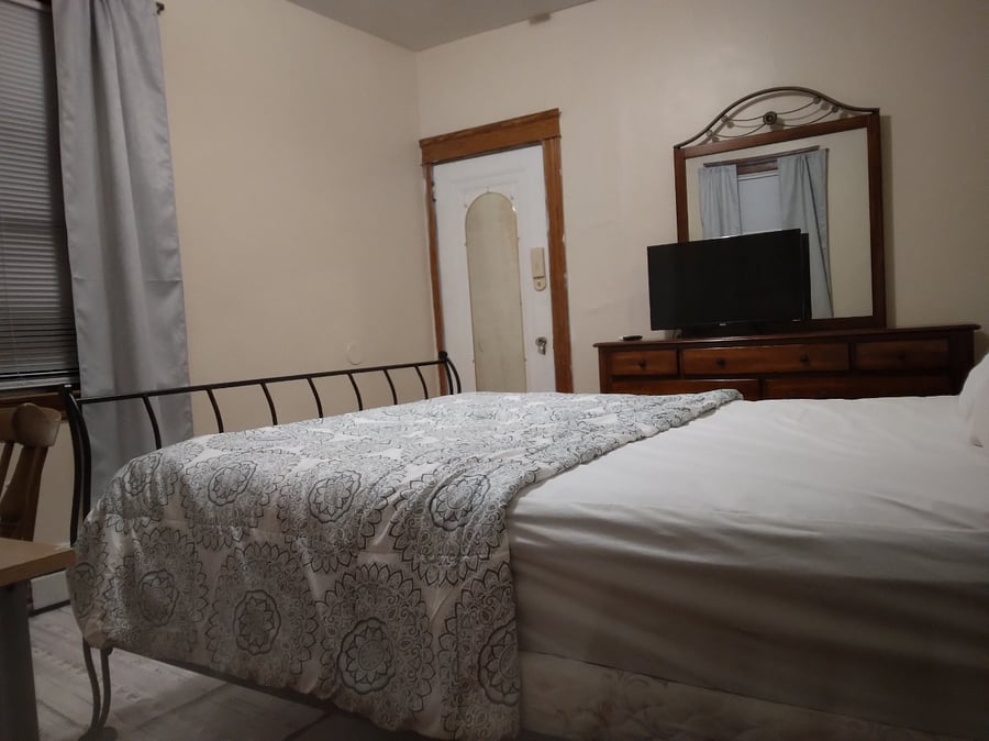 A2 Guest Suite: 

Bedroom 3
$1000

