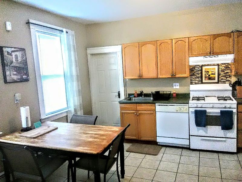 B2 Guest Suite

Eat-in kitchen: Dishwasher, cooking range, microwave, full fridge