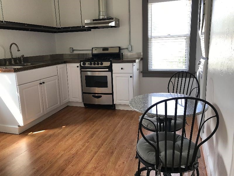 kitchenette/dining