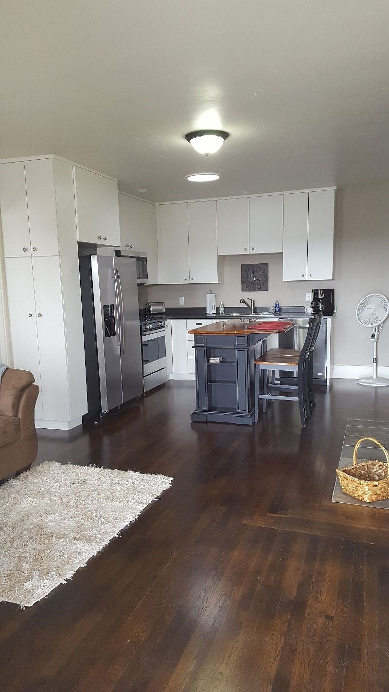 Full kitchen, stainless steel appliances