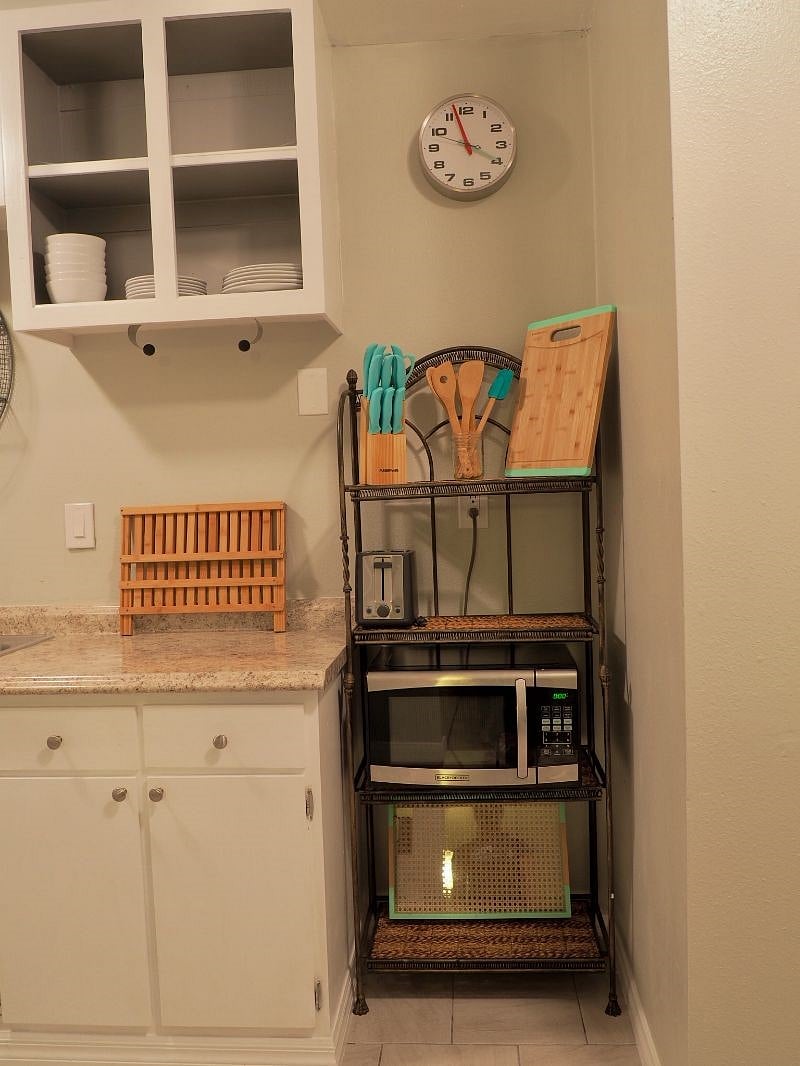 All of the essentials: microwave, toaster, fridge, oven with broiler, bakeware, mixing bowls, cutting board, knife block, measuring cup/spoons, servingware for 6.