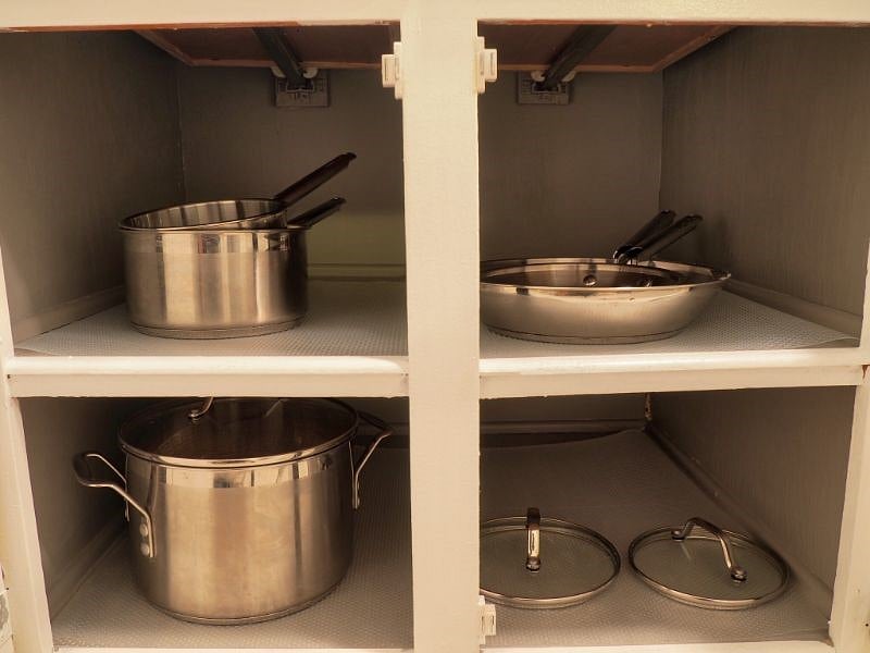 Stainless Steel cookset. 6 qt stockpot, Large fry pan, small fry pan, 2.5 qt sauce pan and a 4 qt saucepan. 