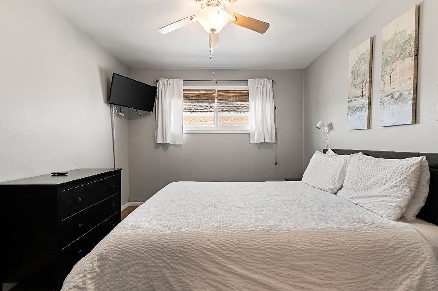Master Bedroom with en suite bath