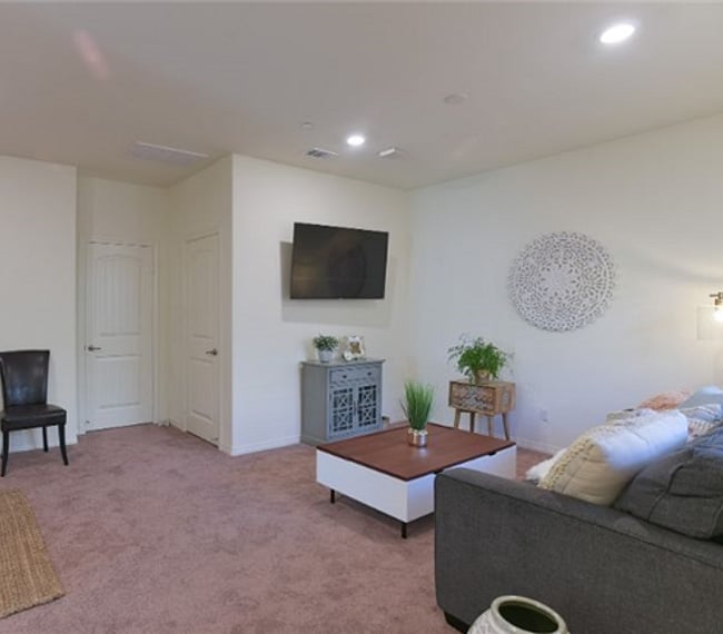 your own large private Living room with 55inch TV and Wifi  and cable and Kitchenete 