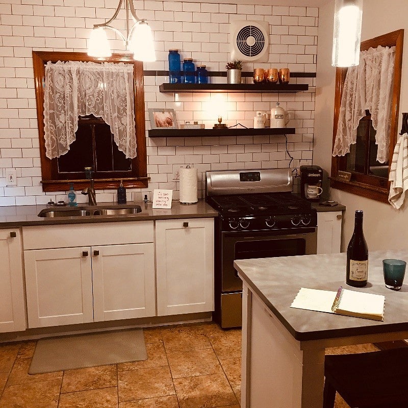 Open Floor plan -good for entertaining w friends
