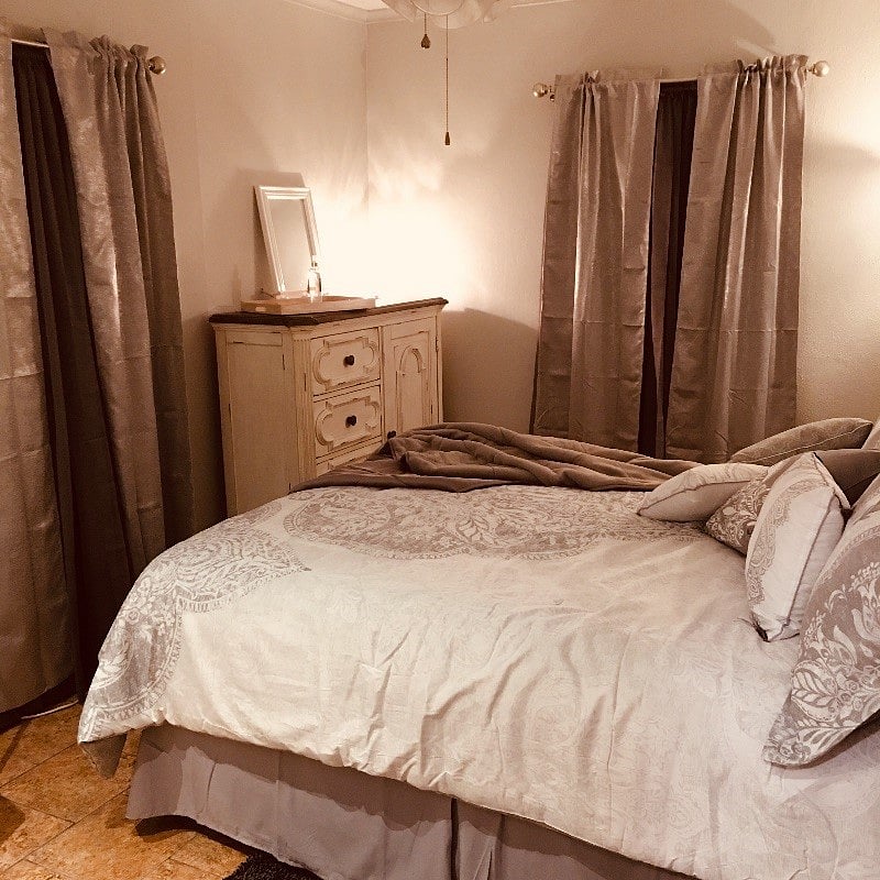 Queen Bed w Dresser