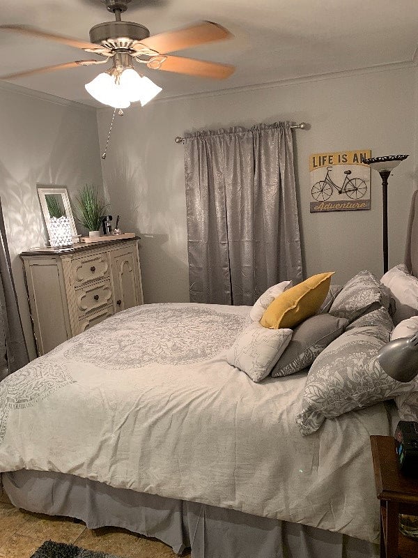 Spacious and comfortable
Queen Bed w Dresser/ overhead fan w nice lighting