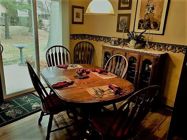 Kitchen eating area