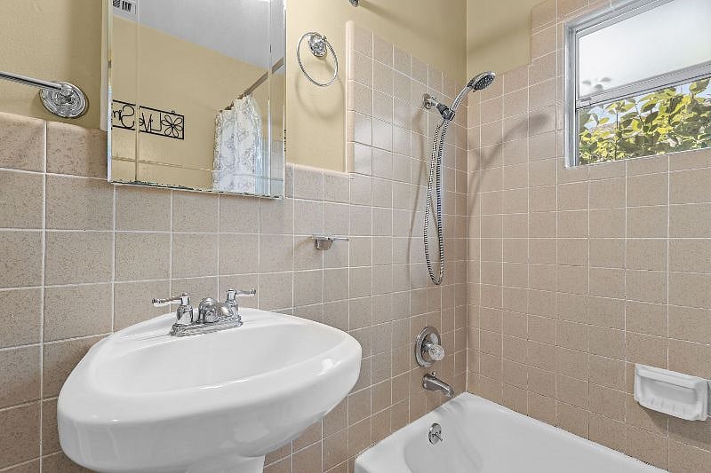 Furnished Finder property 216202_1 photo 23