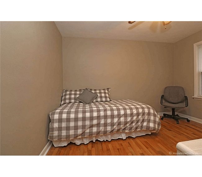 Twin bed in 2nd bedroom