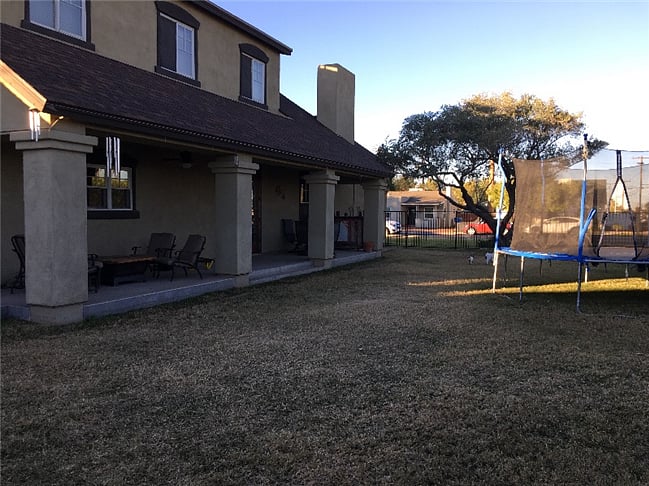 Side porch / yard