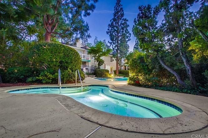 Community Jacuzzi
(heated year-round)