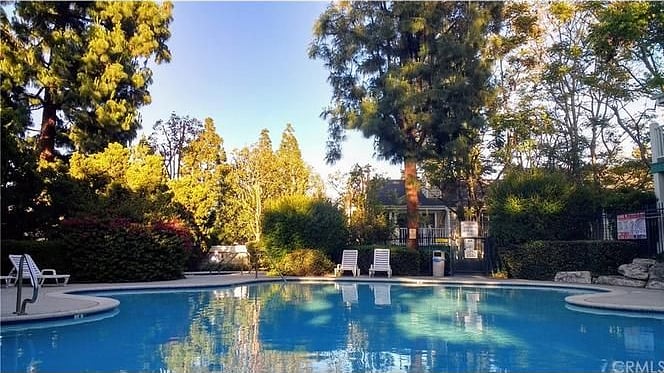 Community pool
(heated during summer)