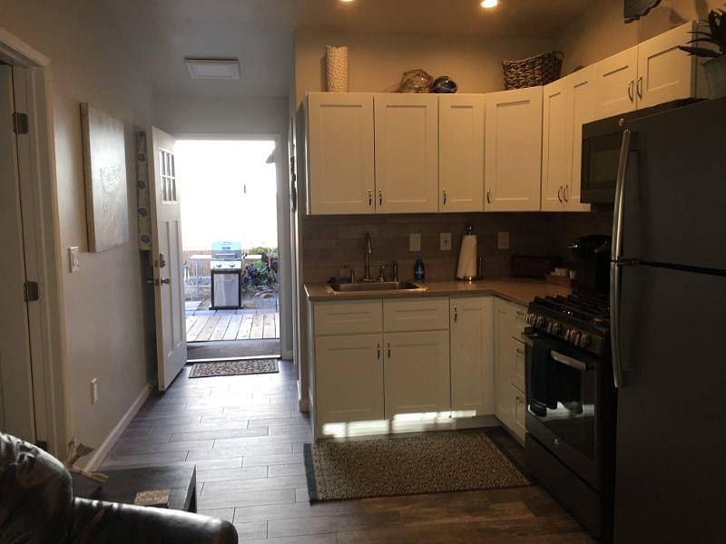 Newer Appliances, Smart TV, Netflix and Wifi included.