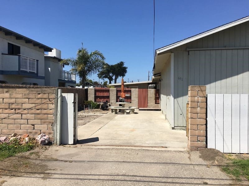 Private parking in the gate or park outside the gate for convenience.