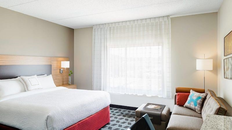 Our spacious studio suites give you space to unpack, relax and settle in with full kitchens, free Wi-Fi and flat panel TV’s. This photo is a representation of the hotel’s facilities and amenities.