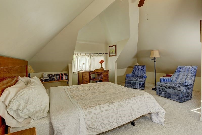 Upstairs Queen Bed W/ Desk
