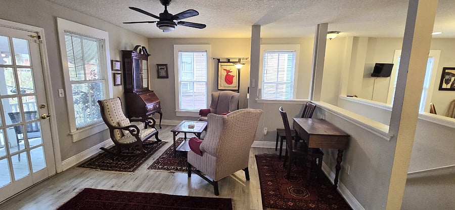 Lounge/desk space