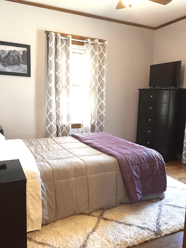 Back bedroom w/smart TV