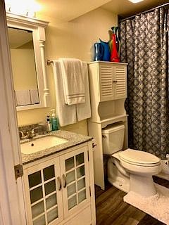 full size bath with tub and plenty of towels.
