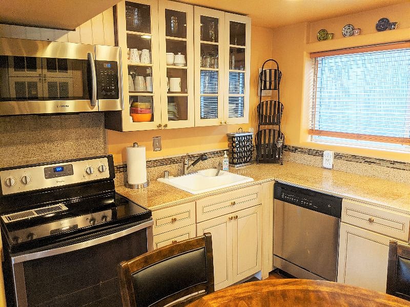 comes with dishwasher